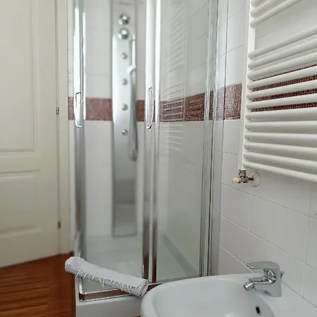 Double Private Bathroom Bocconi Prada Ied 게스트하우스